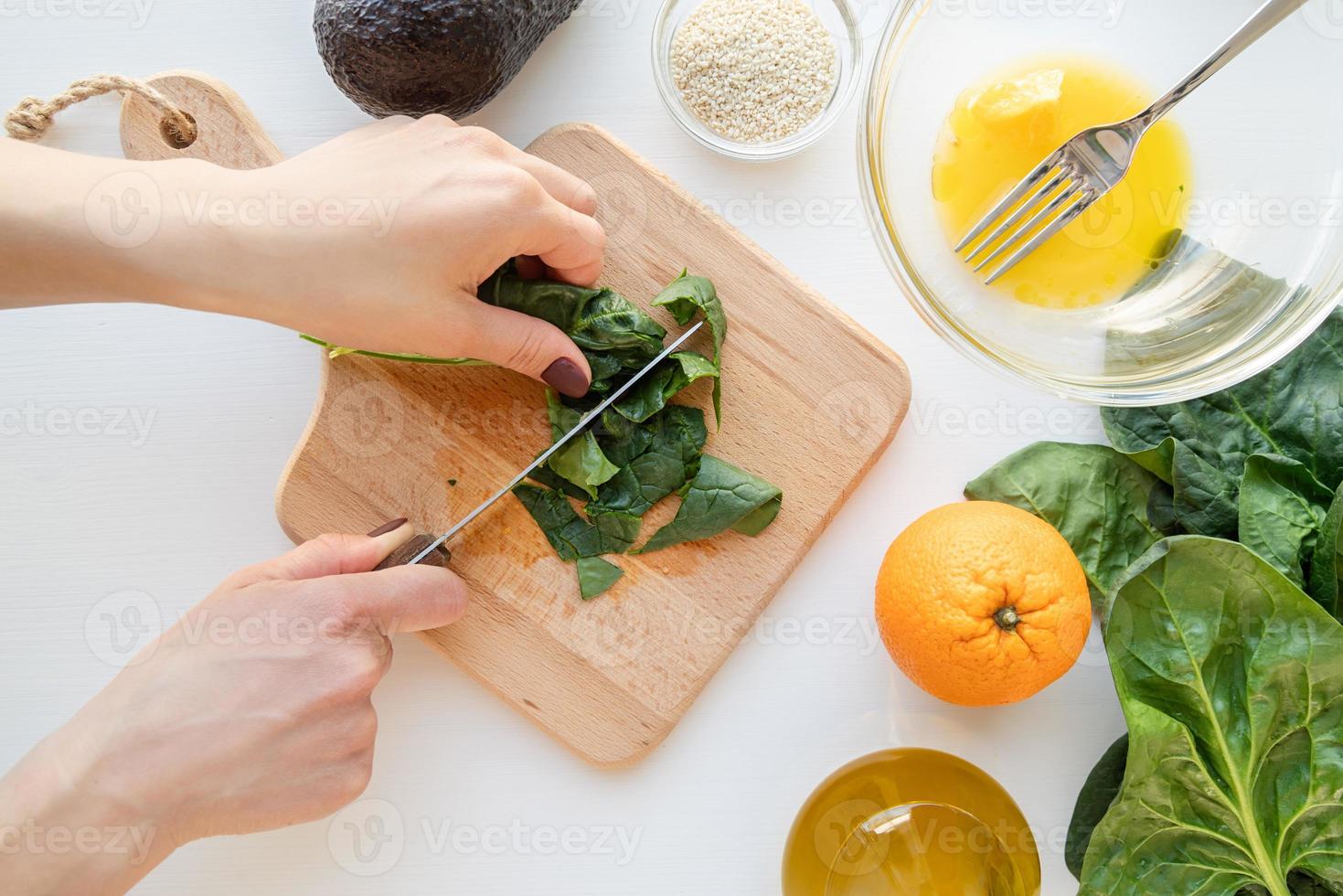 stap voor stap bereiding van spinazie, avocado en sinaasappelsalade. stap 4 - spinazie snijden foto