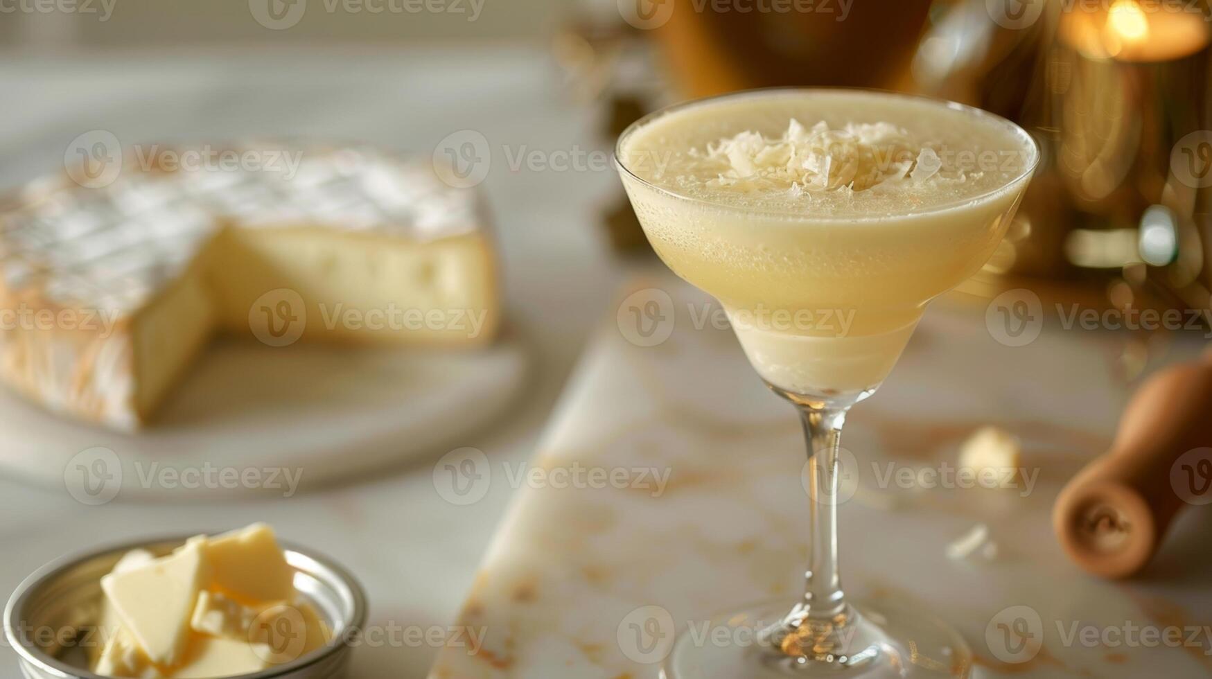 een fluwelig glad mocktail met aantekeningen van vanille gekoppeld met een decadent verdrievoudigen room Brie foto