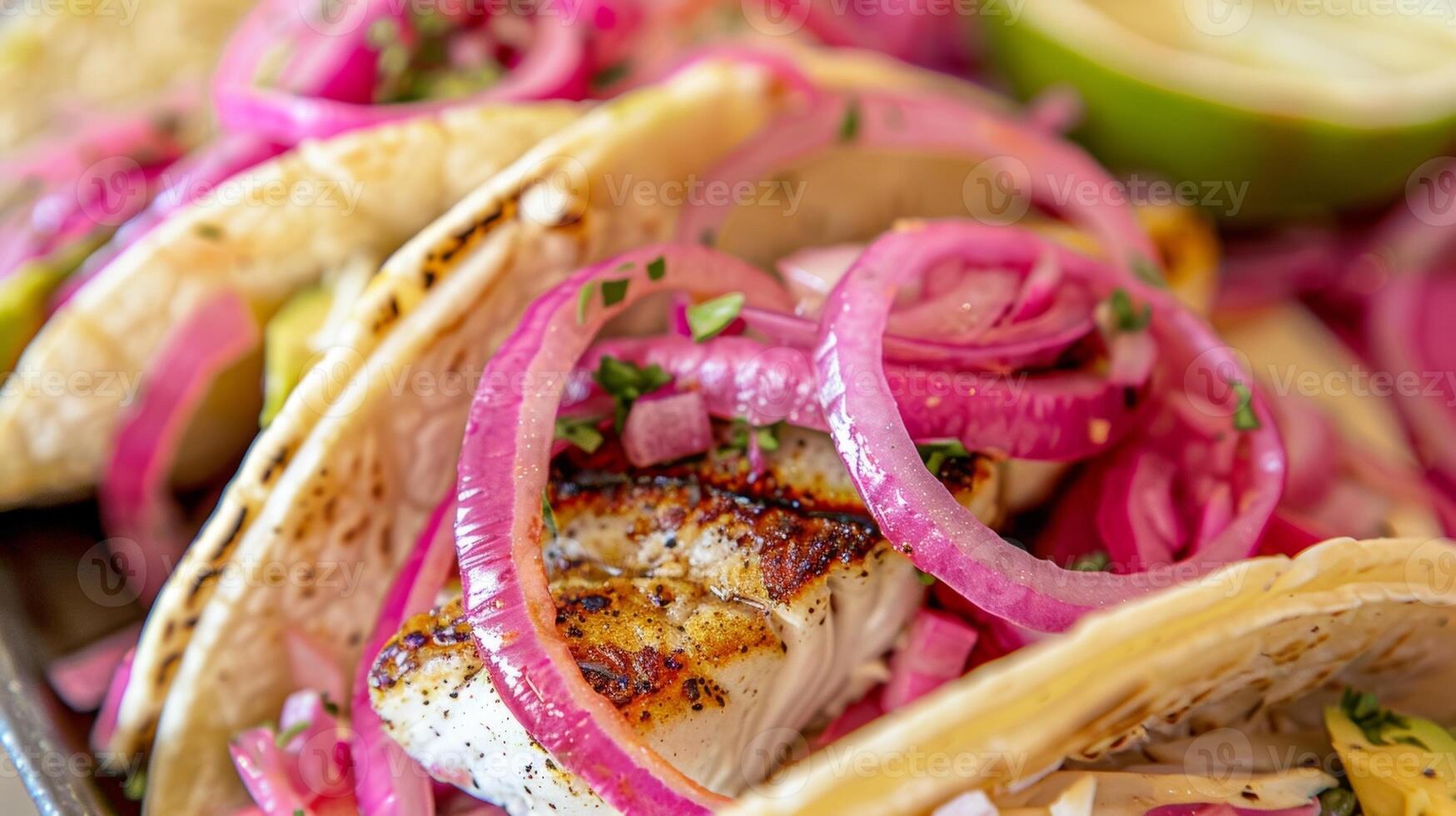 een ontspannen strand uitstraling en watertanden vis taco's met gegrild tilapia gepekeld rood uien en romig avocado foto