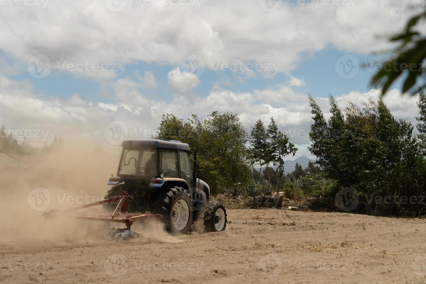 tractor in een veld foto