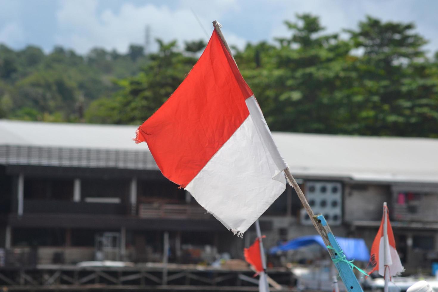 Indonesische nationale vlag op de pier foto
