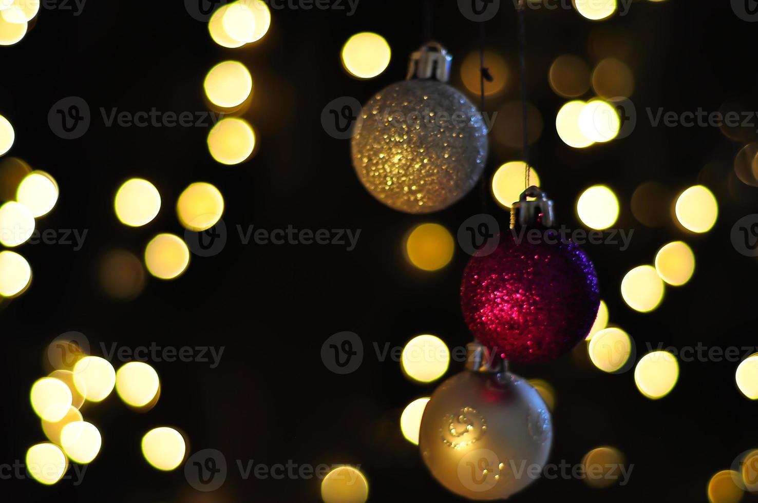 kaarsen en kerstballen in de kersttijd foto