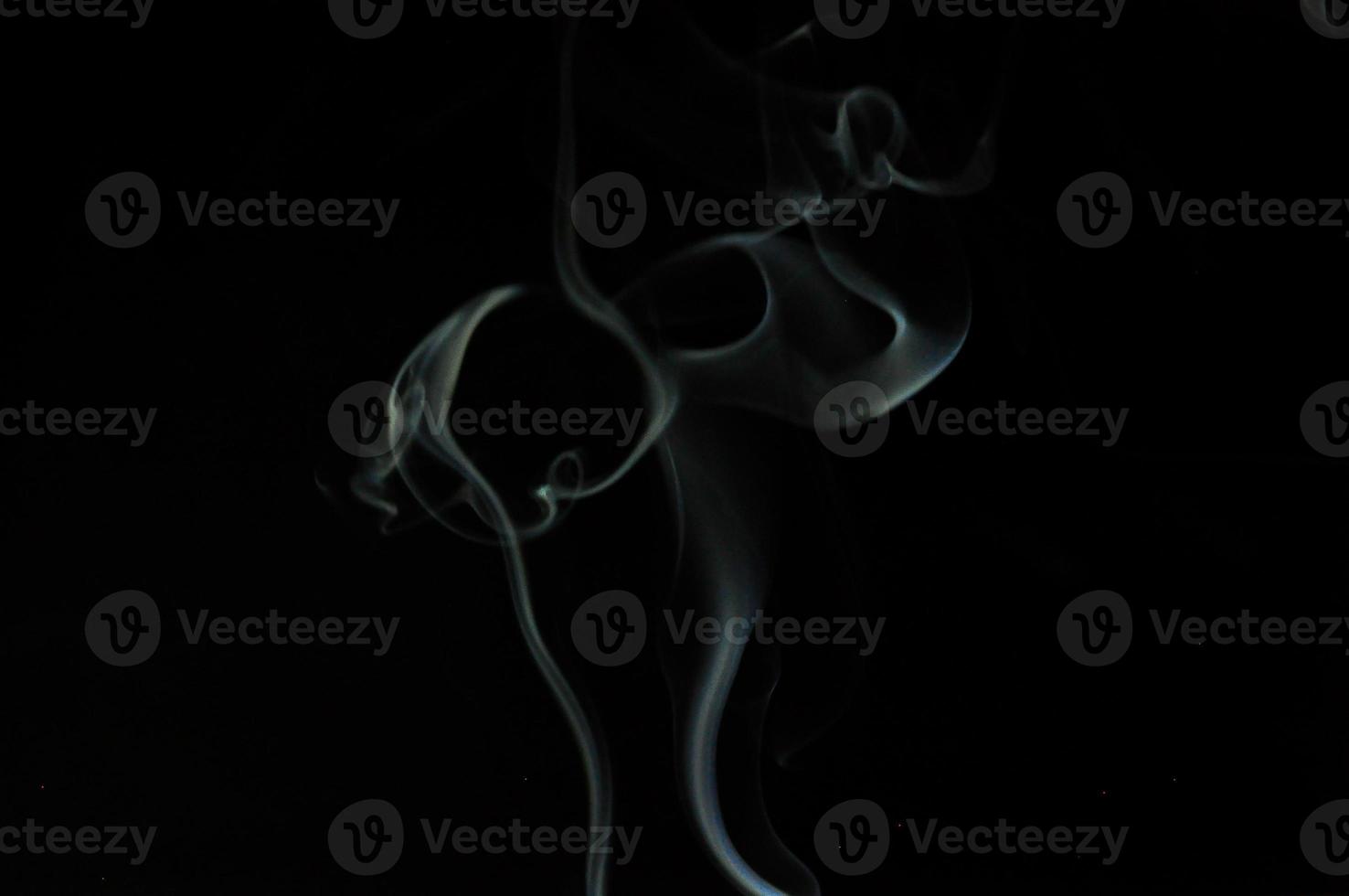 witte rook op een zwarte achtergrond foto