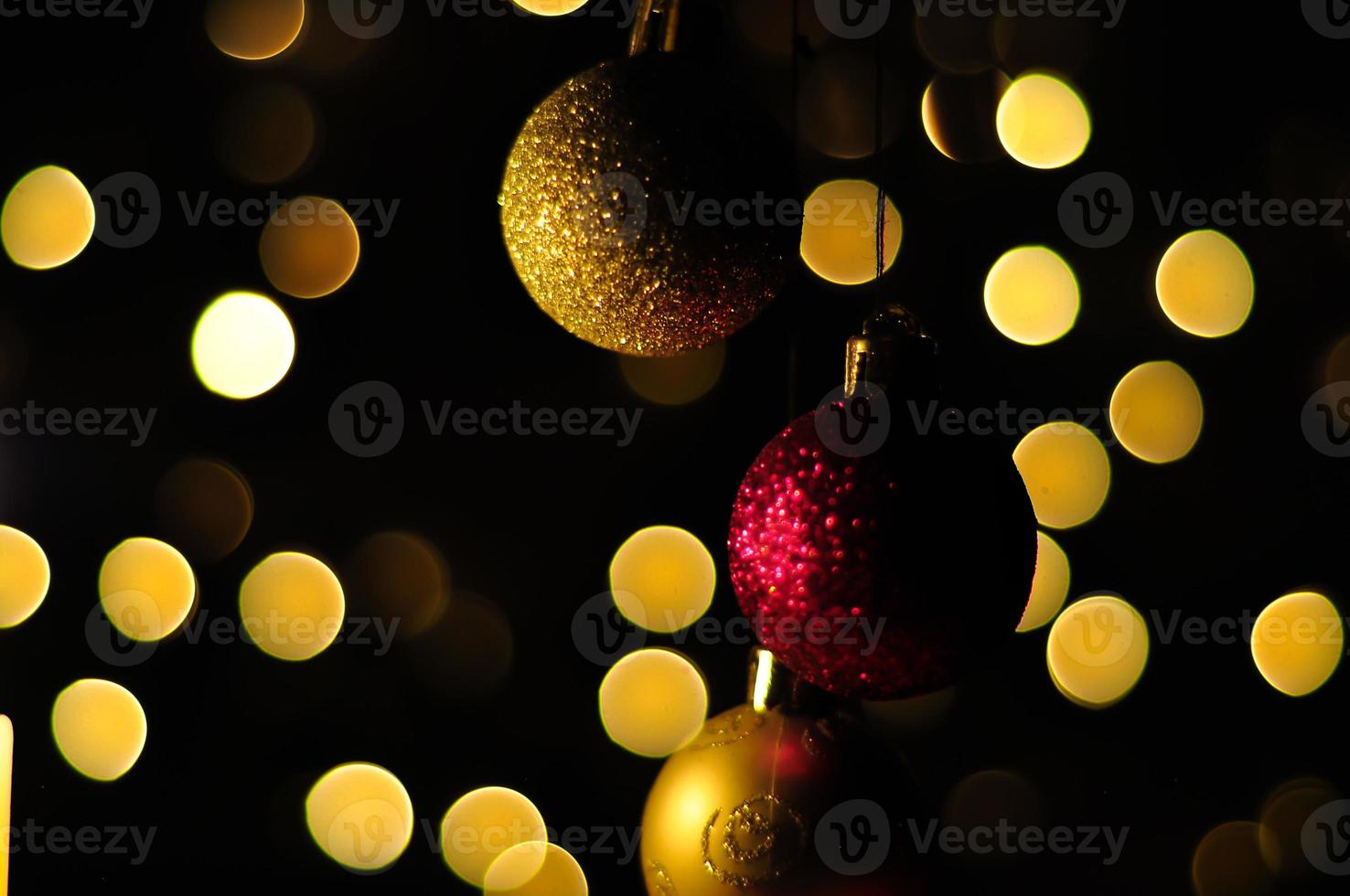 kaarsen en kerstballen in de kersttijd foto