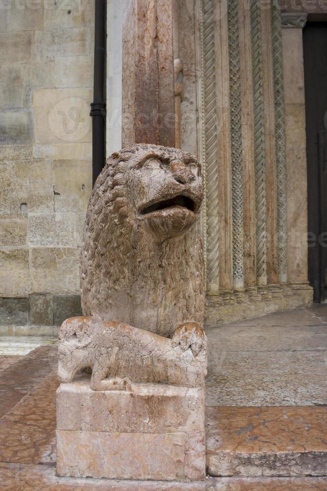 sculptuur van leeuw met bidden voor duomo in modena, italië foto