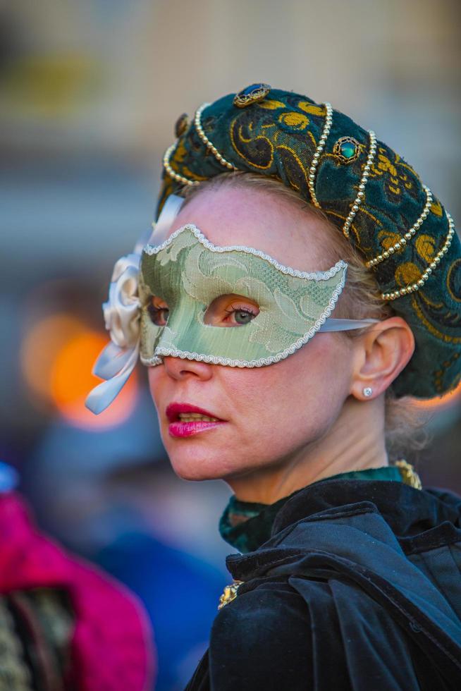 Venetië, Italië, 10 februari 2013 - niet-geïdentificeerde persoon met traditioneel Venetiaans carnavalsmasker in Venetië, Italië. in 2013 wordt het gehouden van 26 januari tot 12 februari. foto