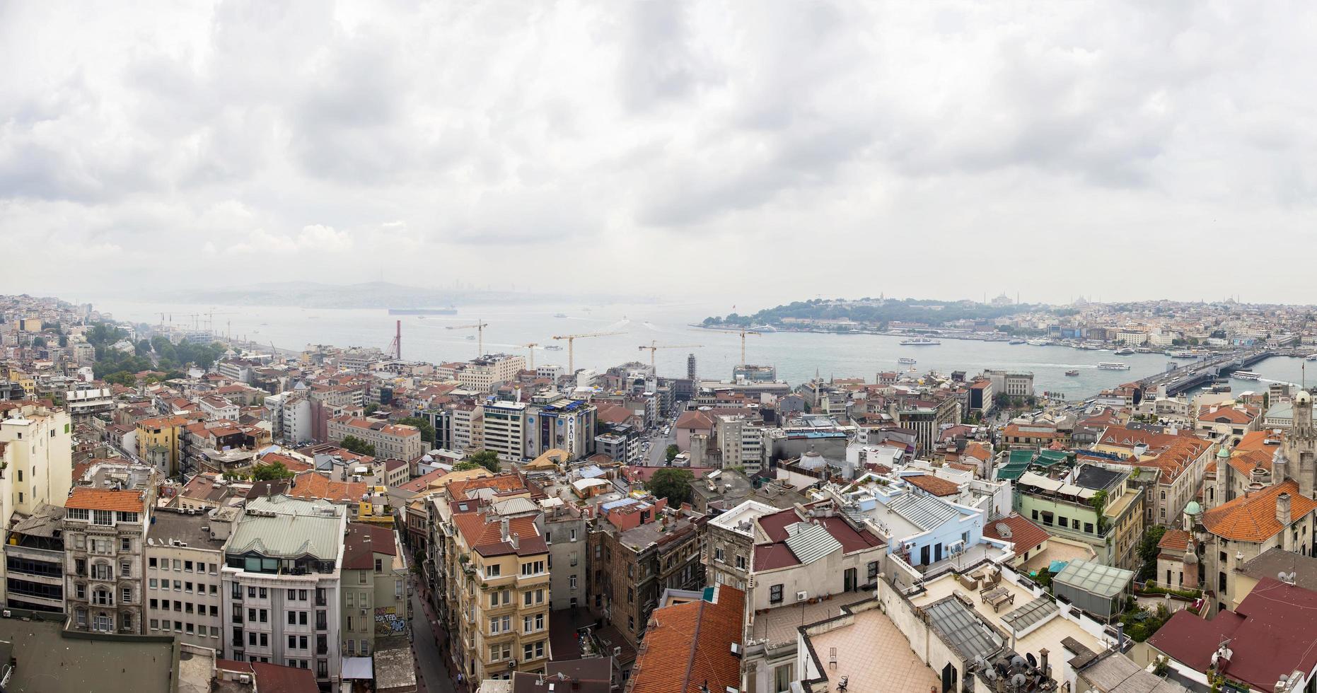 istanbul, turkije, 21 juni 2019 - luchtfoto van huizen en openbare gebouwen in istanbul, turkije. istanbul is een grote stad in turkije met meer dan 15 miljoen inwoners. foto