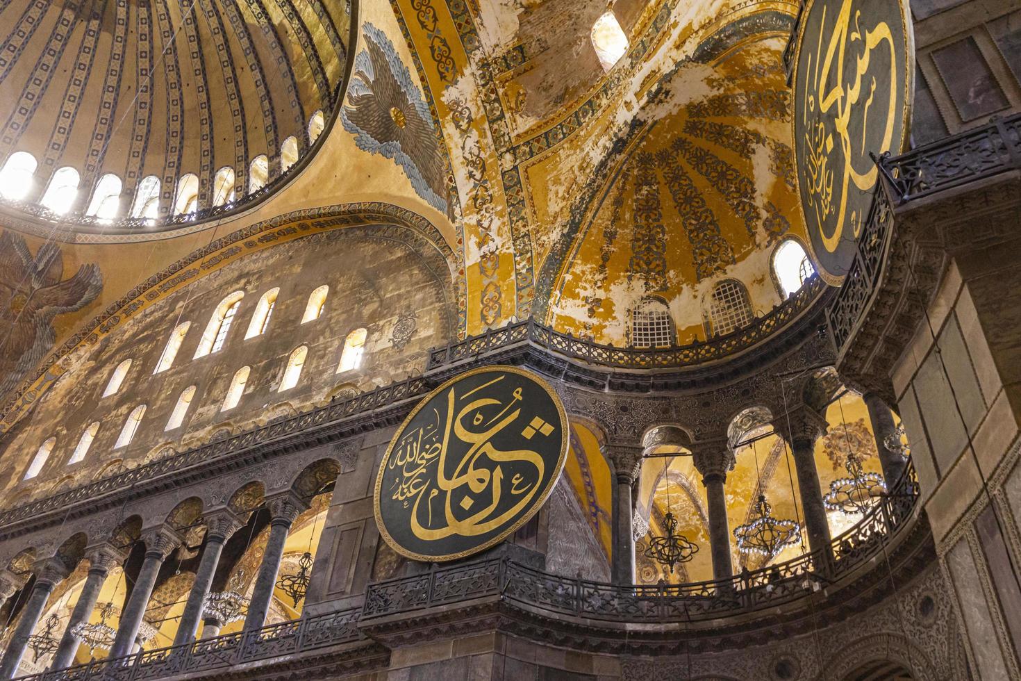 istanbul, turkije, 10 november 2019 - interieur van hagia sophia in istanbul, turkije. bijna 500 jaar stond Hagia Sophia model voor vele andere Ottomaanse moskeeën. foto