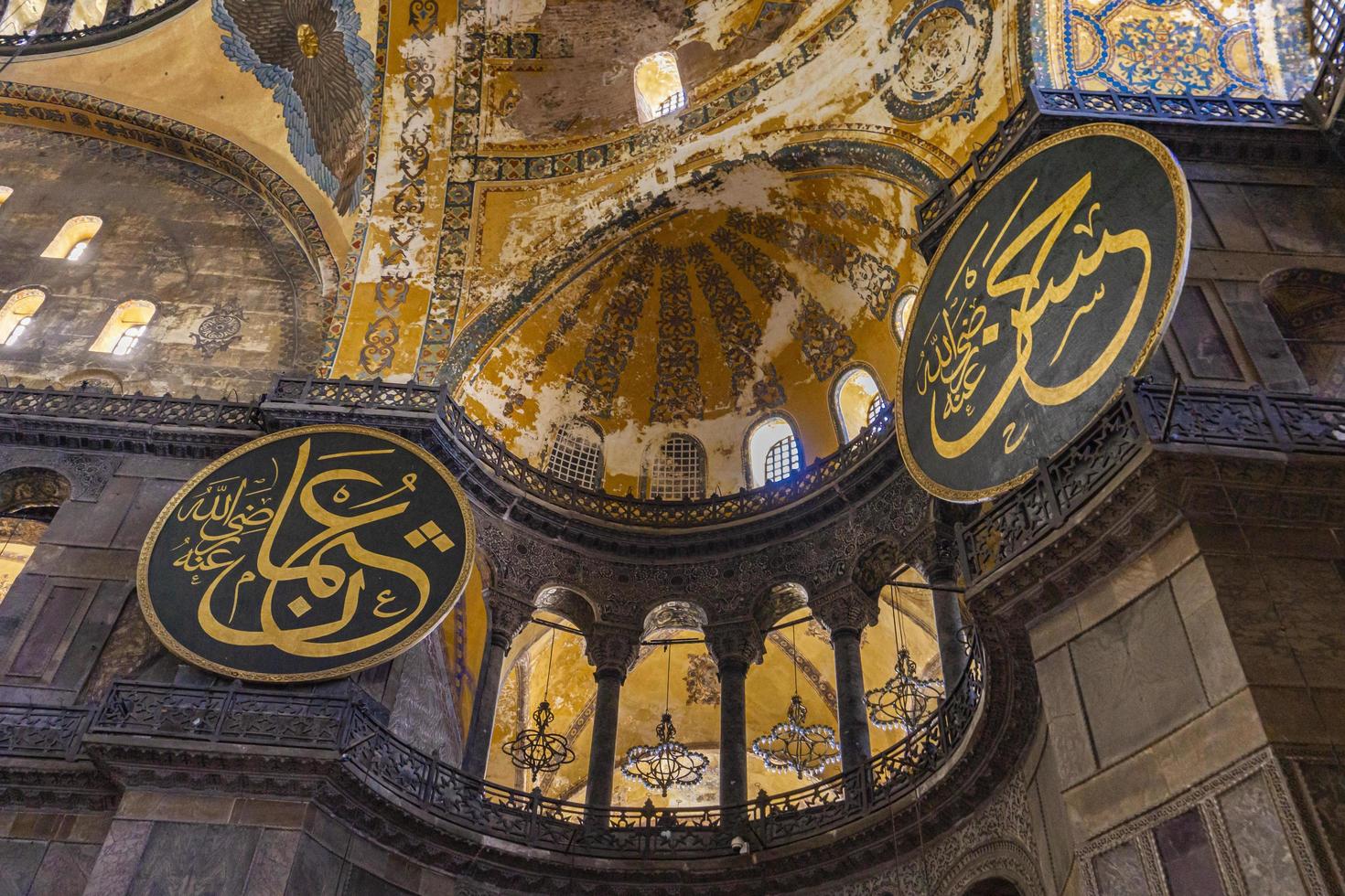 istanbul, turkije, 10 november 2019 - interieur van hagia sophia in istanbul, turkije. bijna 500 jaar stond Hagia Sophia model voor vele andere Ottomaanse moskeeën. foto