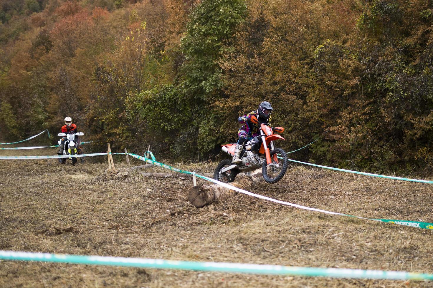 soko banja, servië, 20 oktober 2018 - niet-geïdentificeerde coureur bij harde enduro-race in soko banja, servië. deze moto offroad race vond plaats op 20-21 oktober 2018. foto