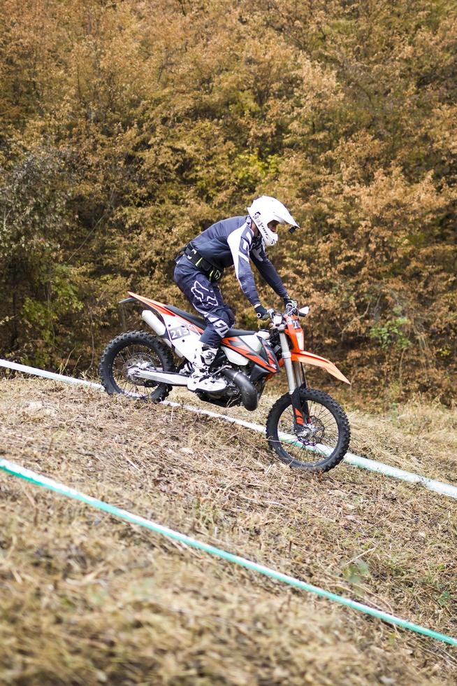 soko banja, servië, 20 oktober 2018 - niet-geïdentificeerde coureur bij harde enduro-race in soko banja, servië. deze moto offroad race vond plaats op 20-21 oktober 2018. foto