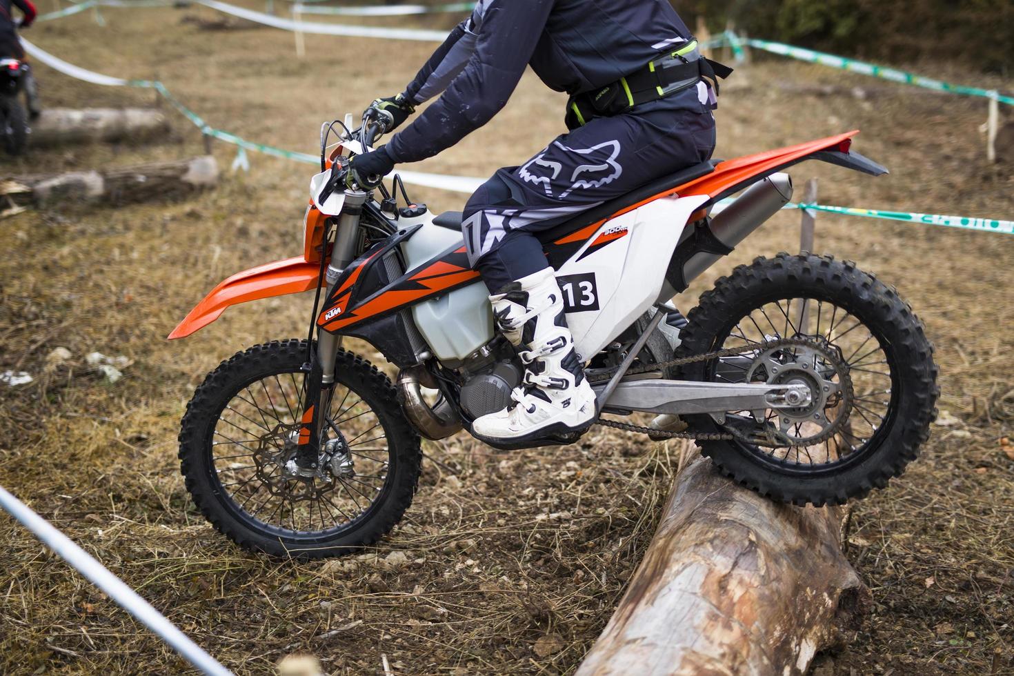 soko banja, servië, 20 oktober 2018 - niet-geïdentificeerde coureur bij harde enduro-race in soko banja, servië. deze moto offroad race vond plaats op 20-21 oktober 2018. foto