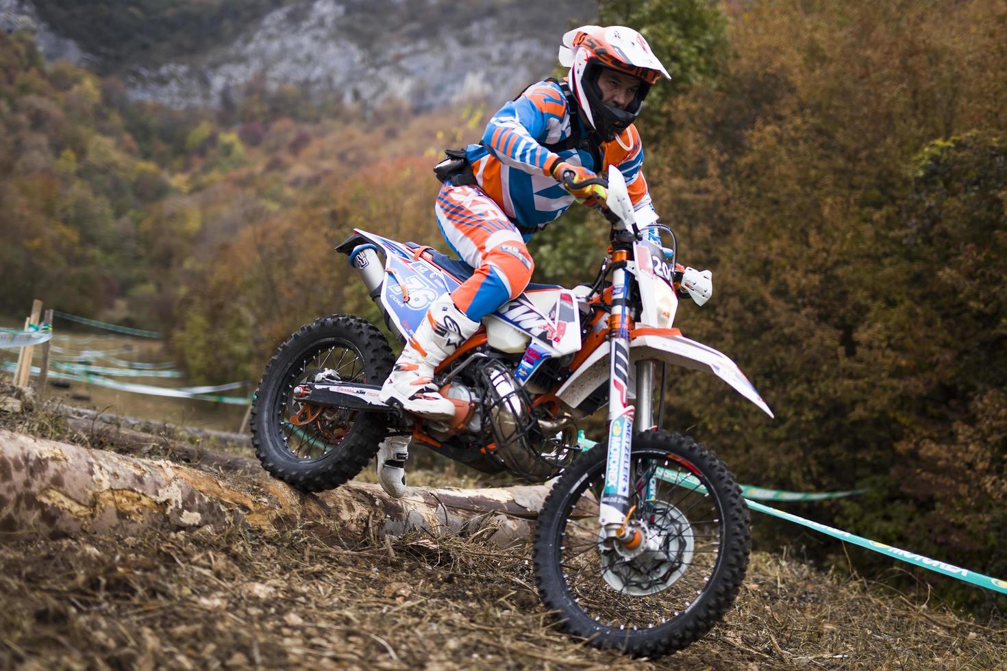 soko banja, servië, 20 oktober 2018 - niet-geïdentificeerde coureur bij harde enduro-race in soko banja, servië. deze moto offroad race vond plaats op 20-21 oktober 2018. foto