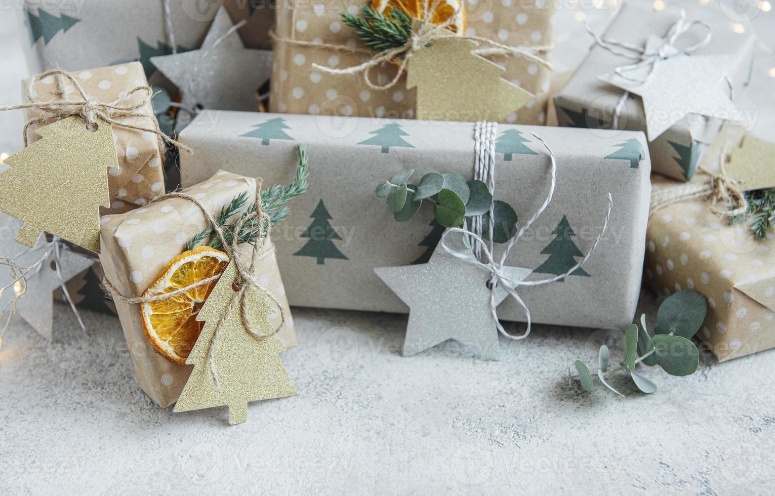 kerst decoratieve zelfgemaakte geschenkdoos verpakt in bruin kraftpapier foto