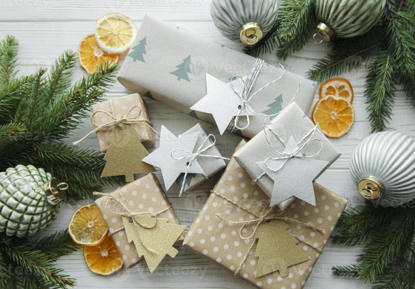 kerst decoratieve zelfgemaakte geschenkdozen verpakt in bruin kraftpapier foto