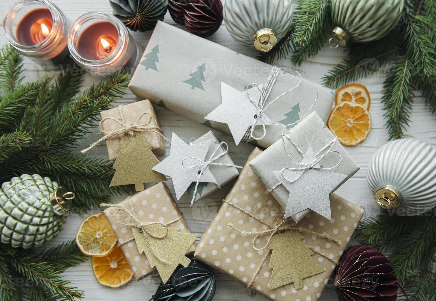 kerst decoratieve zelfgemaakte geschenkdozen verpakt in bruin kraftpapier foto