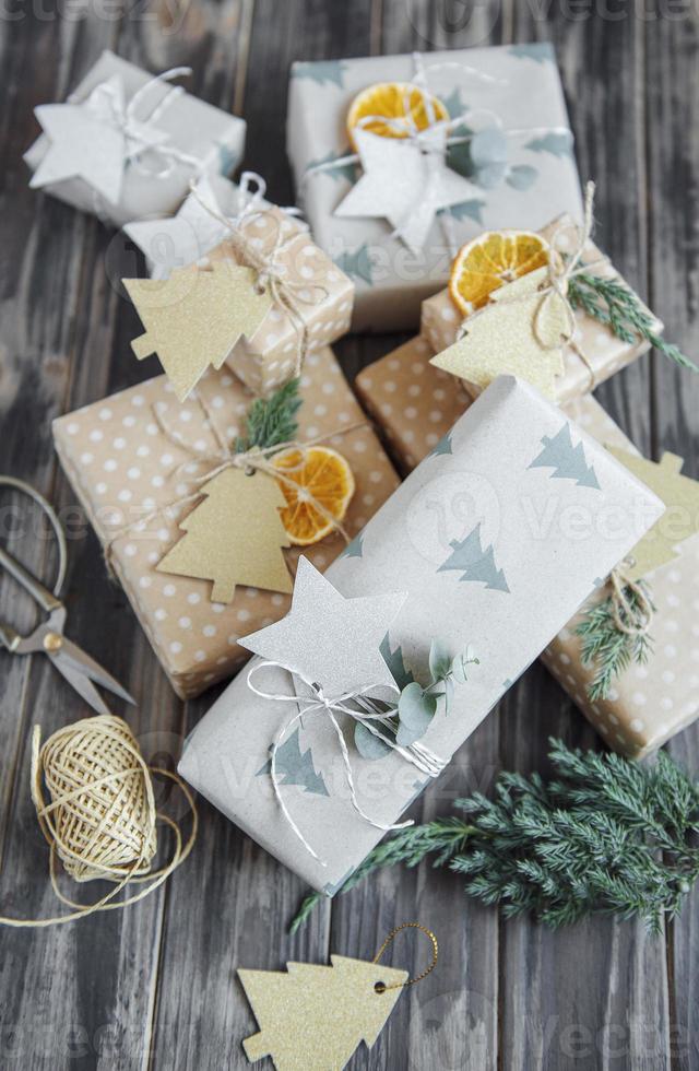 kerst decoratieve zelfgemaakte geschenkdoos verpakt in bruin kraftpapier foto