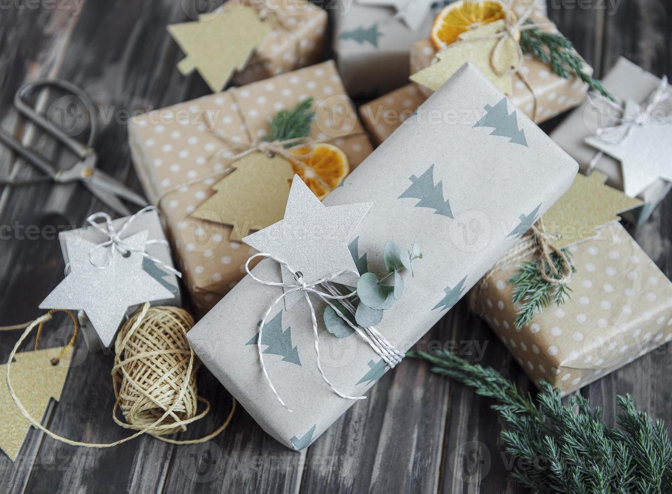 kerst decoratieve zelfgemaakte geschenkdoos verpakt in bruin kraftpapier foto