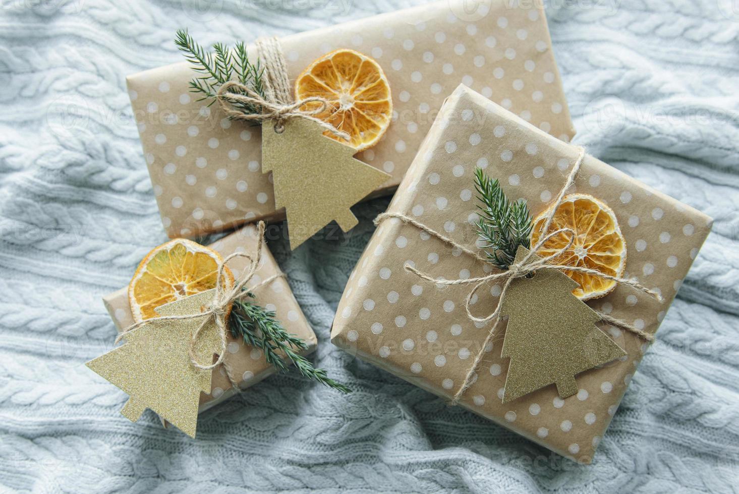 kerst decoratieve zelfgemaakte geschenkdozen verpakt in bruin kraftpapier foto