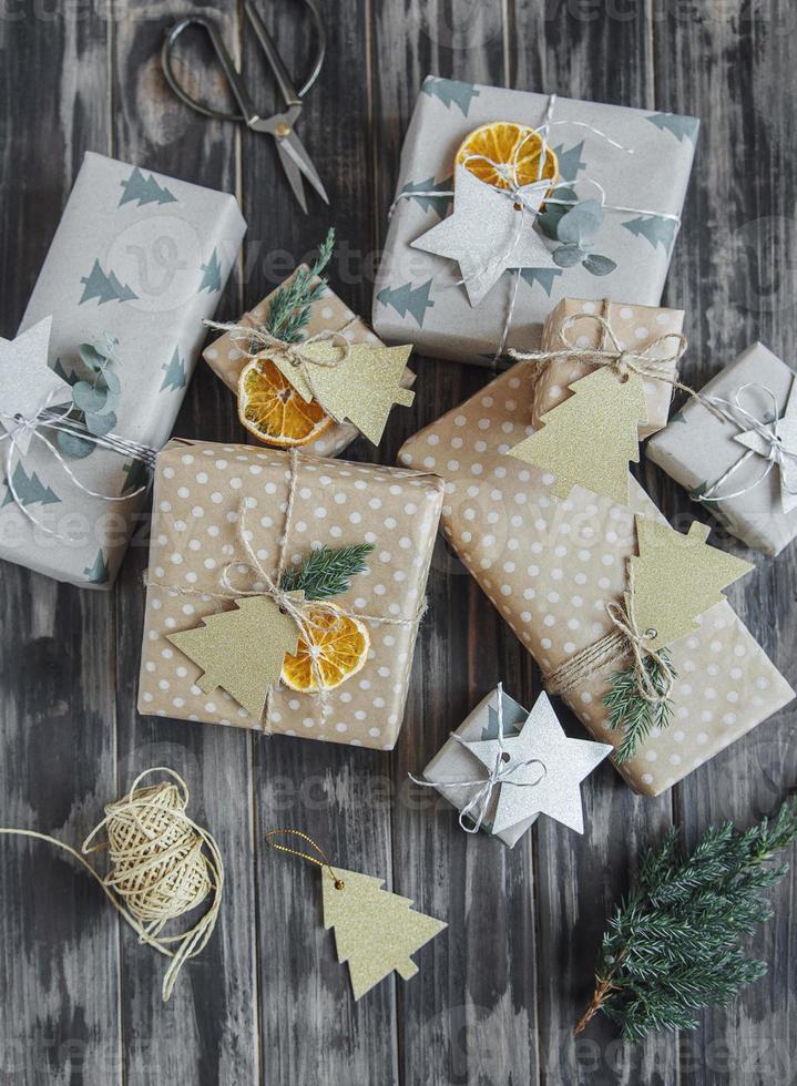 kerst decoratieve zelfgemaakte geschenkdoos verpakt in bruin kraftpapier foto