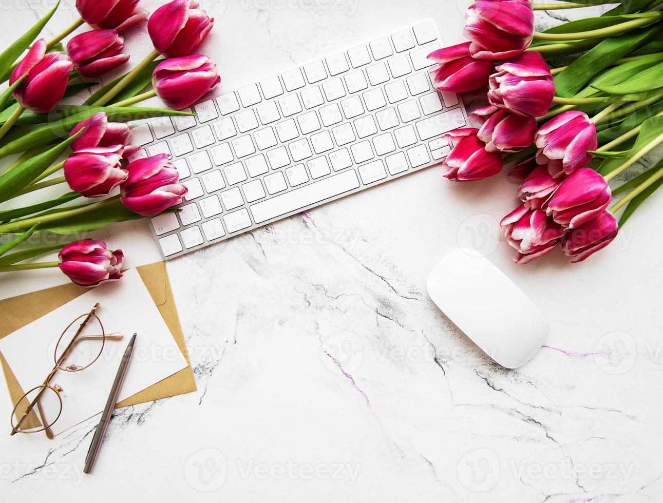 werkruimte met toetsenbord en tulpen foto