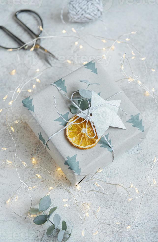 kerst decoratieve zelfgemaakte geschenkdoos verpakt in bruin kraftpapier foto