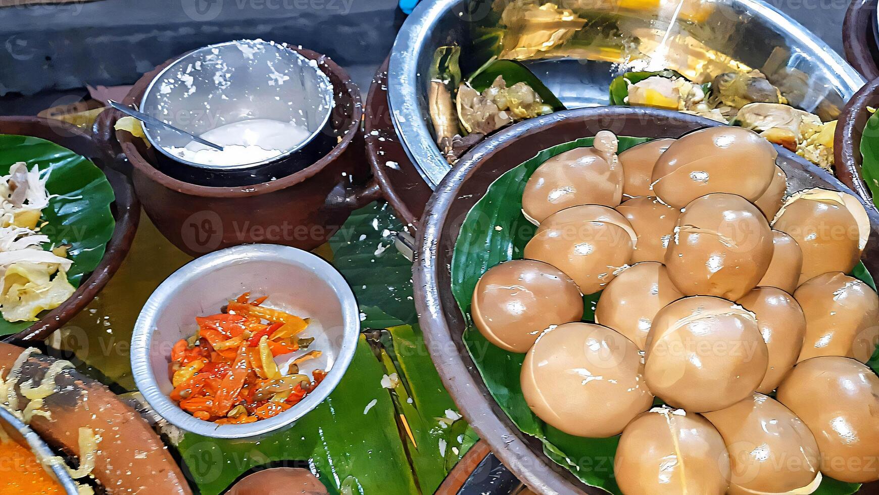 gerechten geserveerd in Indonesisch voedsel liwet rijst. traditioneel Javaans rijst- geserveerd met kip, tofu, tempé, groente, Chili, ei foto