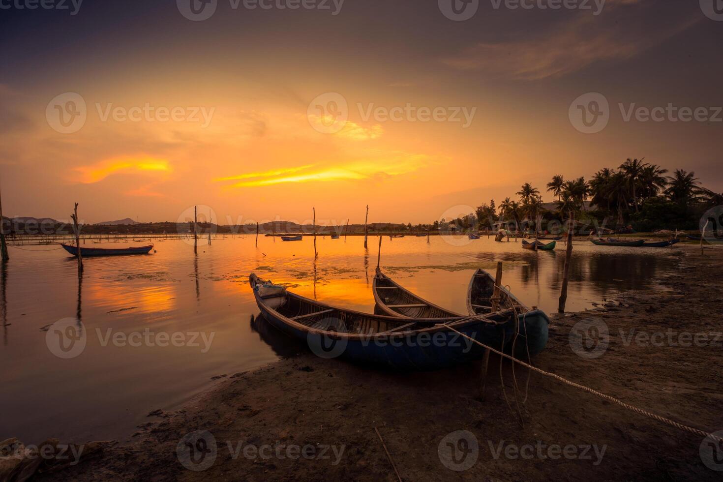 traditioneel boten Bij O lening lagune in zonsondergang, phu yen provincie, Vietnam foto