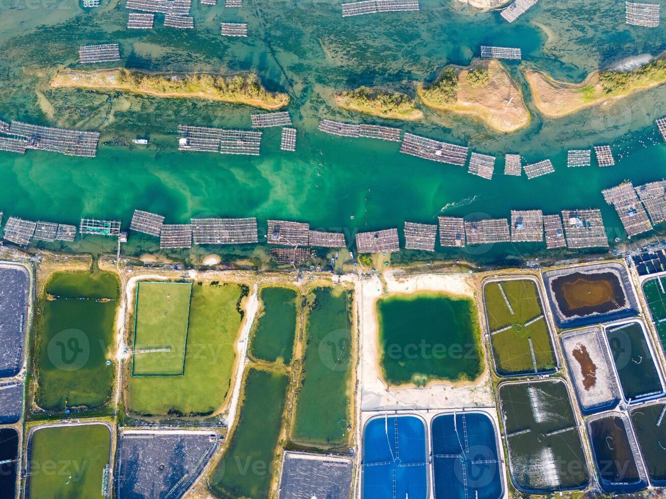 antenne visie van wit garnaal, garnaal, boerderij met beluchter pomp in O lening lagune , phu yen provincie, Vietnam foto