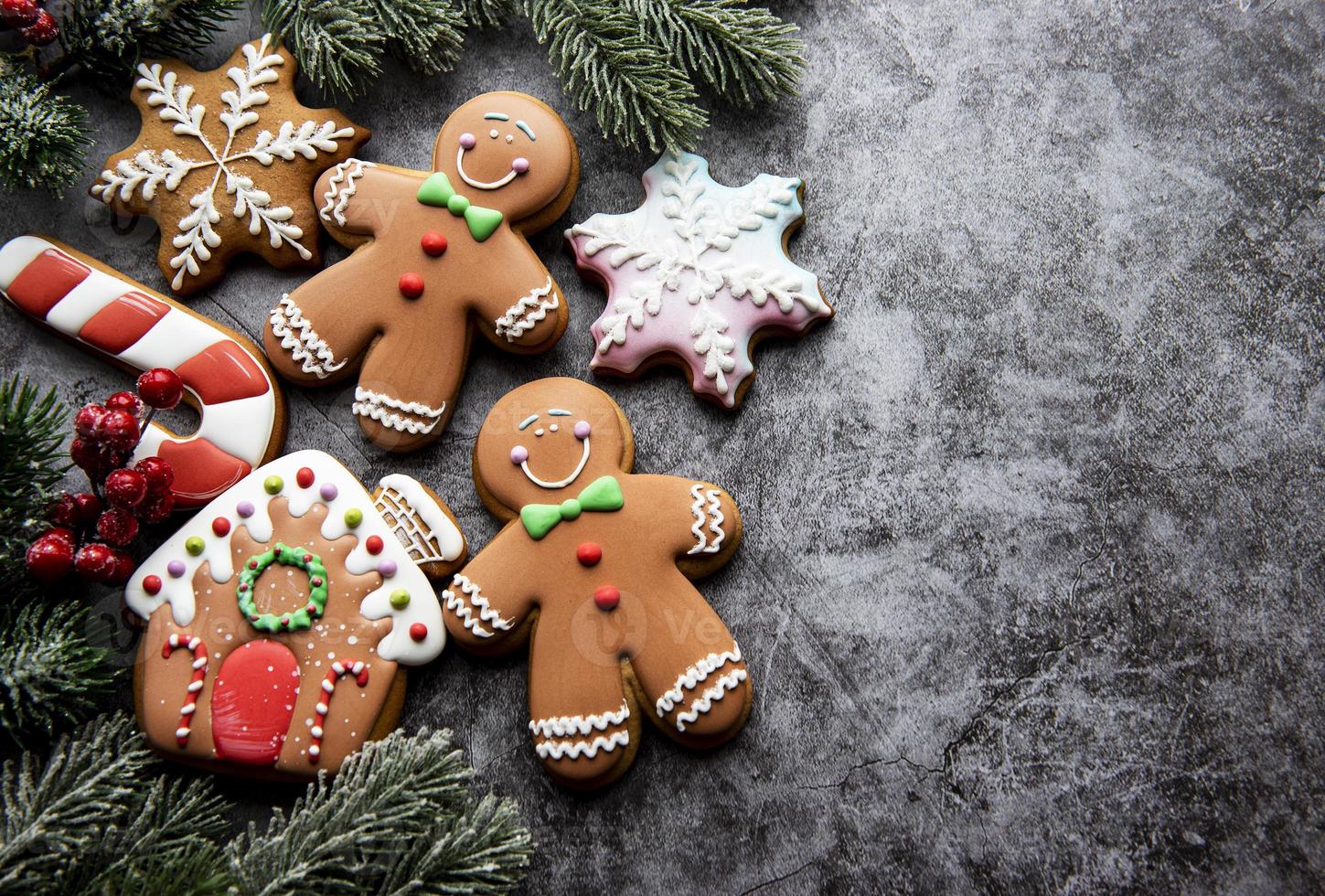 zelfgemaakte peperkoek koekjes grens met kopie ruimte op donkere achtergrond foto