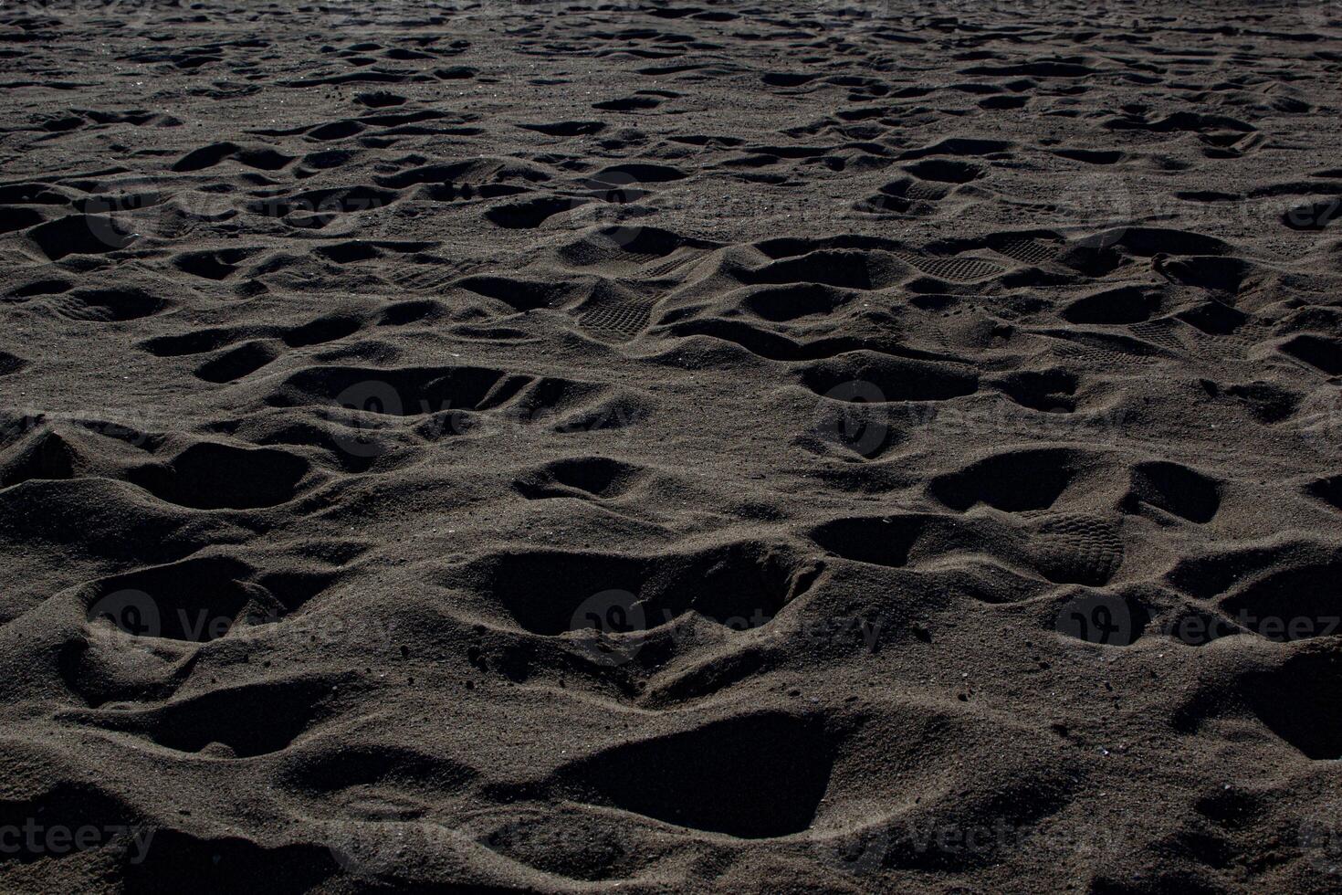 vormen en sporen in de zand van de zee. foto