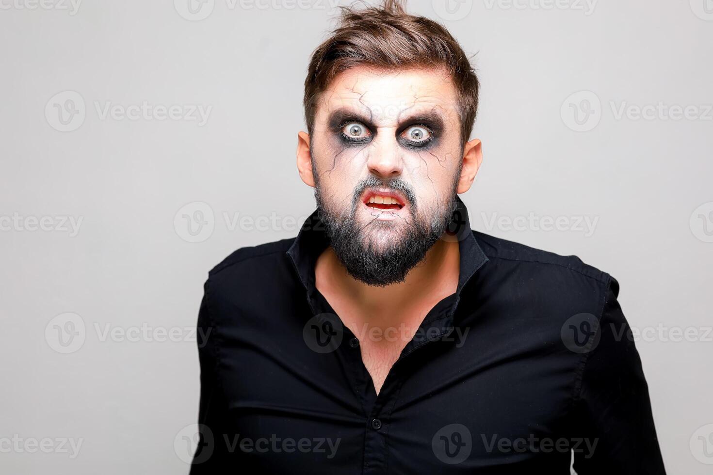 een Mens met een baard en bedenken in de stijl van de ondood Aan halloween geopend zijn mond en shows zijn tanden foto