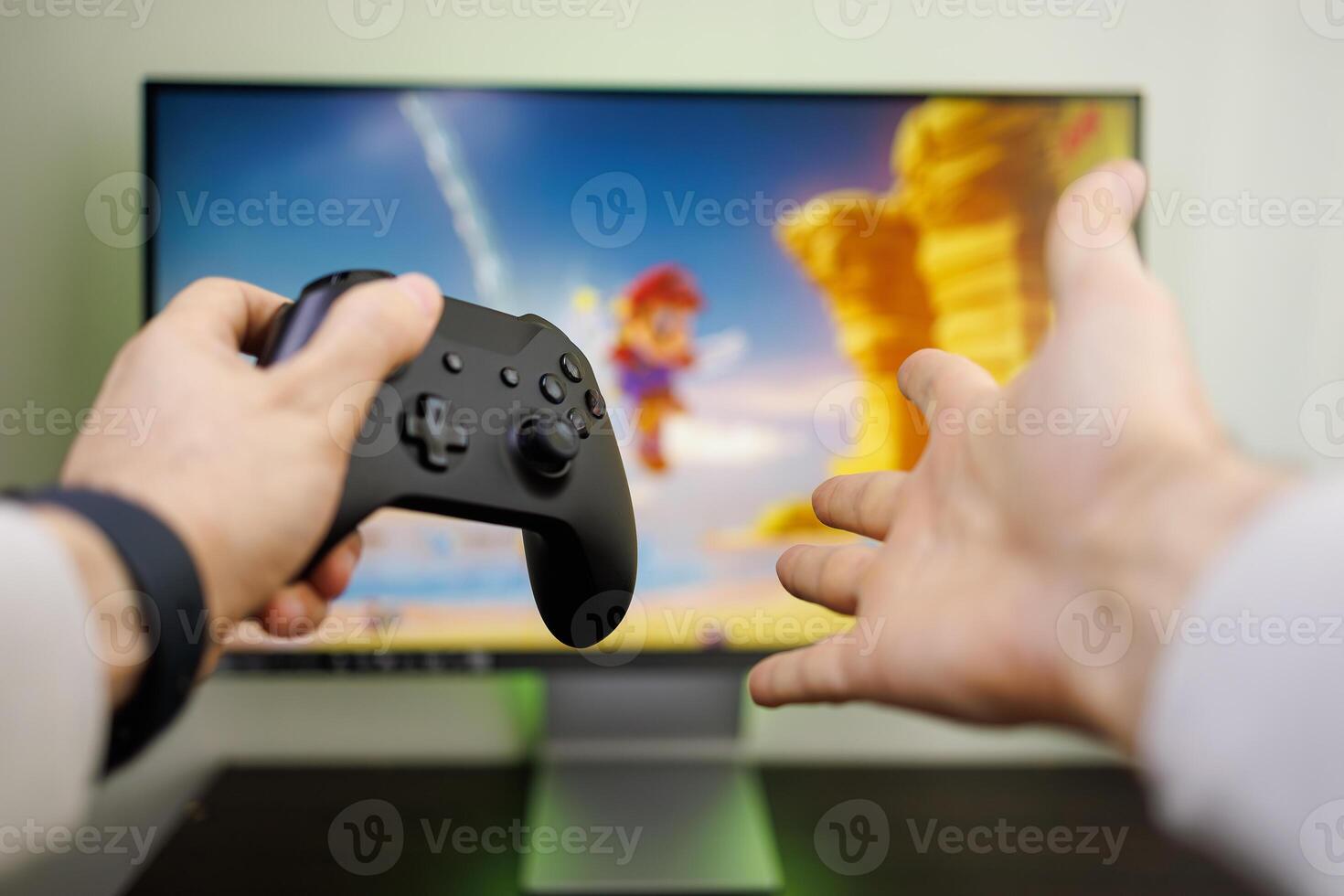 mannetje handen gebaren in voorkant van de toezicht houden op Holding een gamepad. spel gamepad in hand- foto