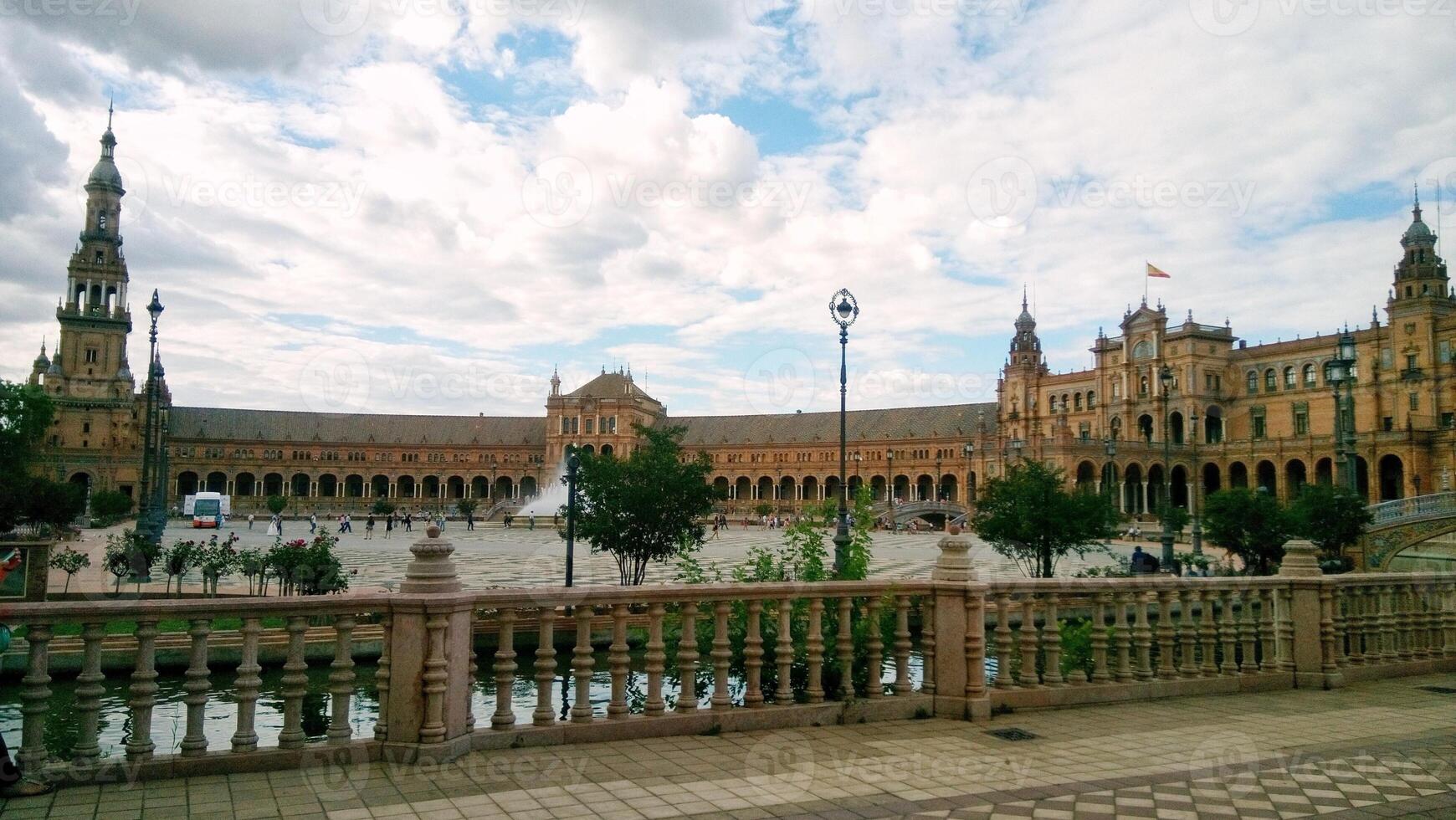 plein de espana Spanje plein in sevilla, Andalusië, Spanje. panoramisch visie van oud stad sevilla, andalusië foto