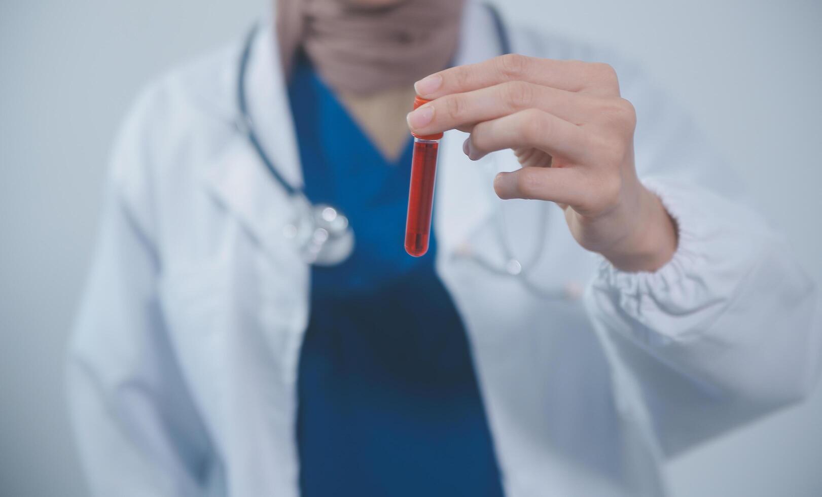 technicus, dokter, wetenschapper in laboratorium met bloed monster buizen en rek in de laboratorium Holding een bloed vaartuig monster voor studie, experiment, medisch Onderzoek biotechnologie dna testen. foto