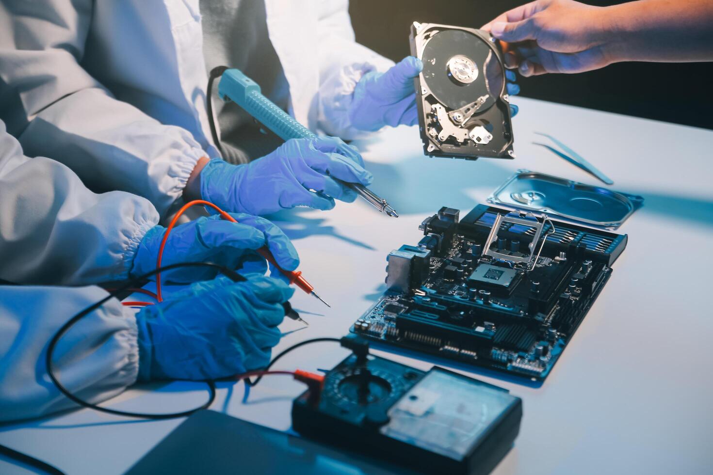 dichtbij omhoog van technicus meten Spanning elektronisch stroomkring bord televisie, onderhoud na uitverkoop fix elektrisch uitrusting binnen verzekering. foto