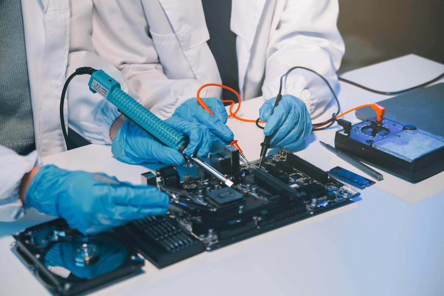 dichtbij omhoog van technicus meten Spanning elektronisch stroomkring bord televisie, onderhoud na uitverkoop fix elektrisch uitrusting binnen verzekering. foto