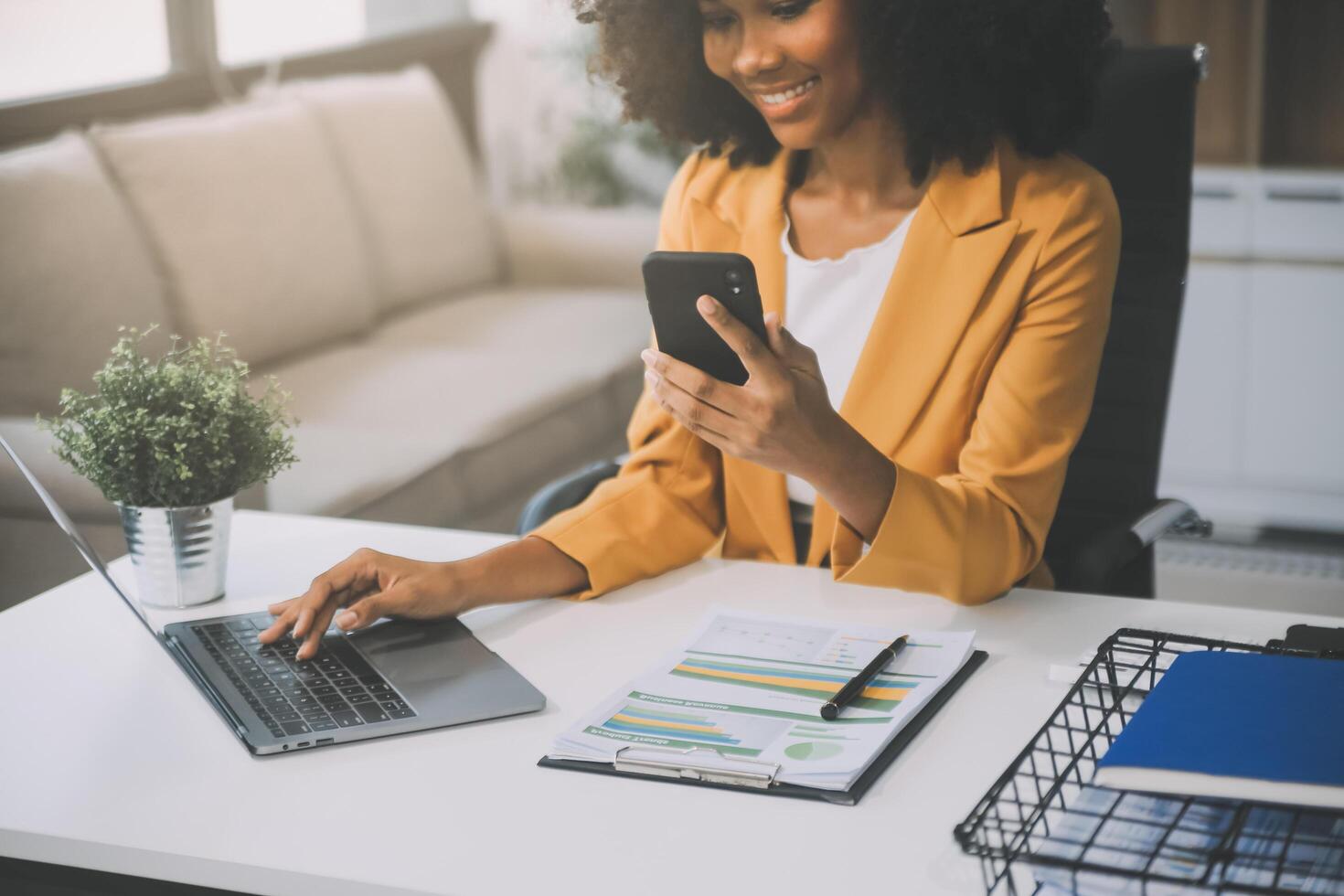 Aziatische zakenvrouw die een laptopcomputer gebruikt en op kantoor werkt met een rekenmachinedocument op het bureau, planning analyseert van het financiële rapport, businessplaninvestering, financiële analyseconcept. foto