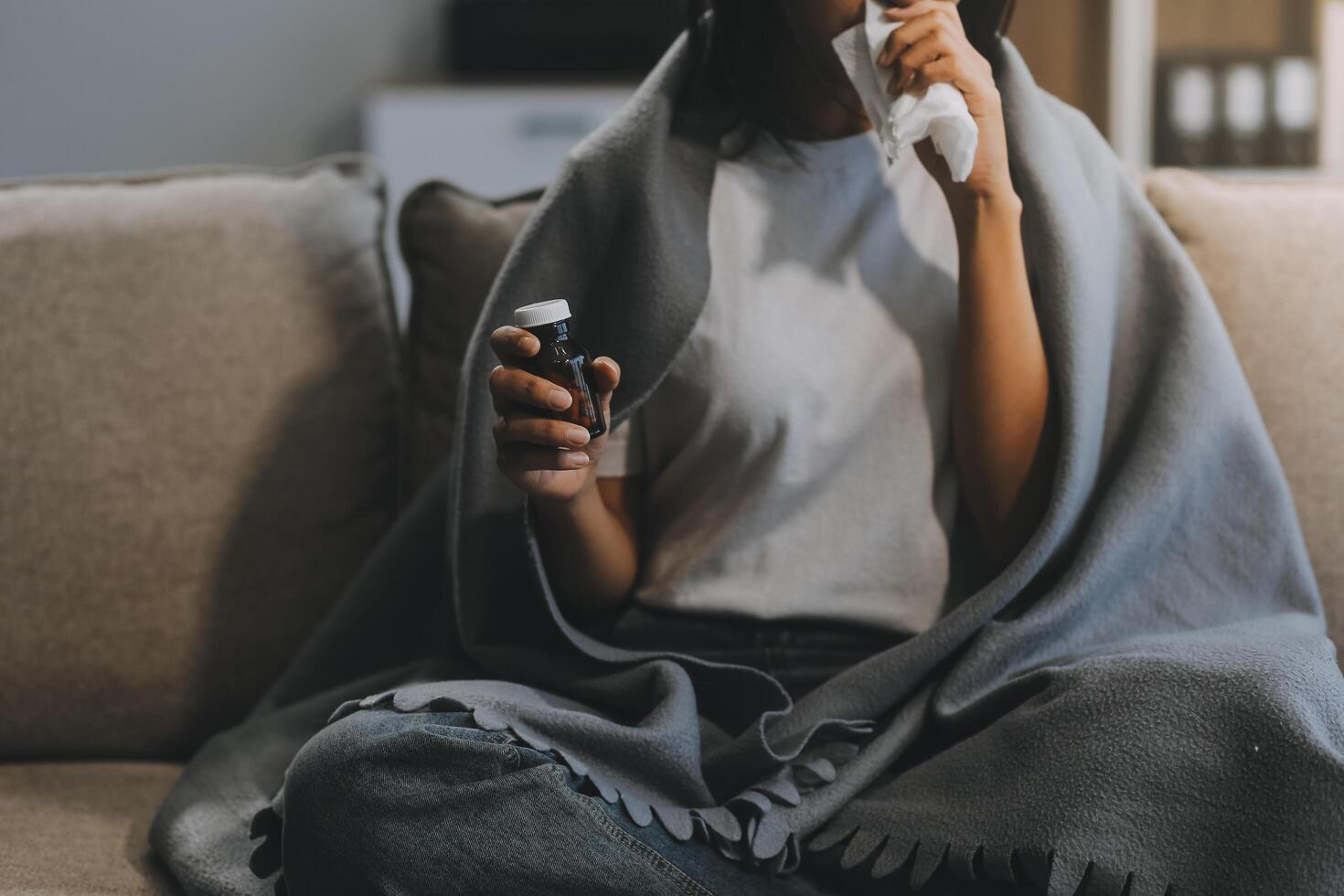 van streek vrouw gefrustreerd door probleem met werk of verhoudingen, zittend Aan bank, omarmen knieën, gedekt gezicht in hand, gevoel wanhoop en ongerustheid, eenzaamheid, hebben psychologisch probleem foto