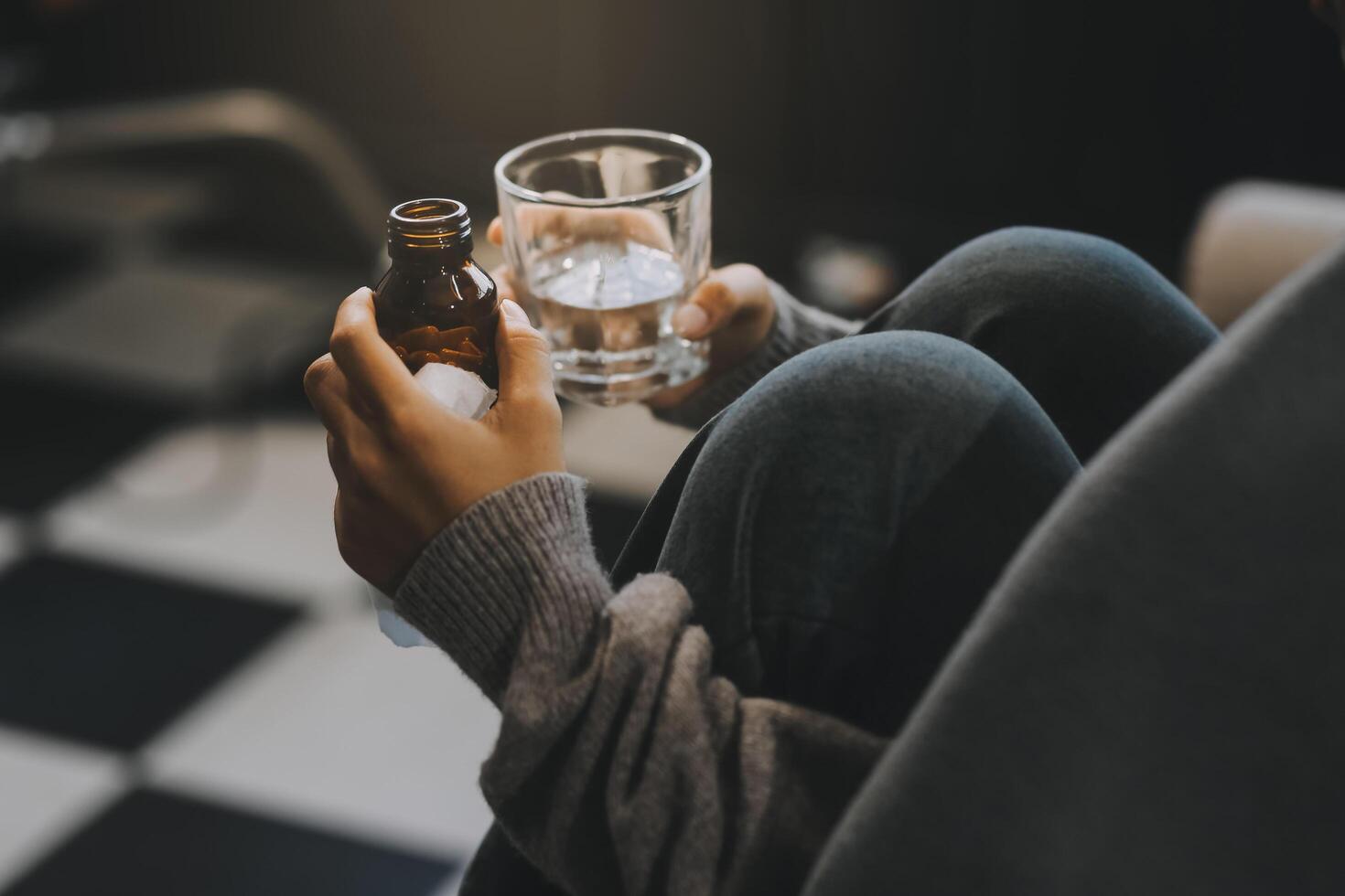 van streek vrouw gefrustreerd door probleem met werk of verhoudingen, zittend Aan bank, omarmen knieën, gedekt gezicht in hand, gevoel wanhoop en ongerustheid, eenzaamheid, hebben psychologisch probleem foto