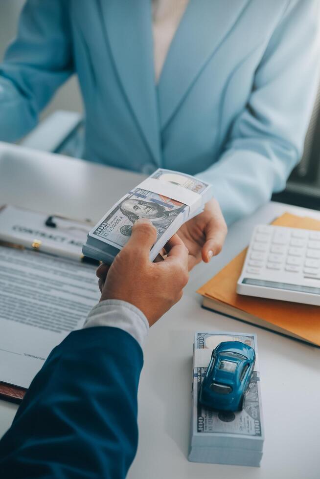 verzekering officieren hand- over- de auto sleutels na de huurder. hebben ondertekend een auto verzekering document of een huren of overeenkomst document buying of verkoop een nieuw of gebruikt auto met een auto foto