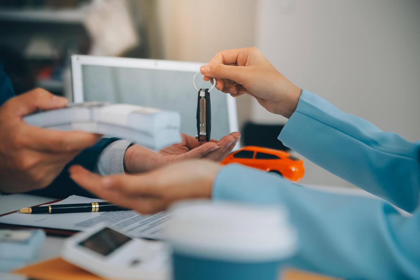 verzekering officieren hand- over- de auto sleutels na de huurder. hebben ondertekend een auto verzekering document of een huren of overeenkomst document buying of verkoop een nieuw of gebruikt auto met een auto foto