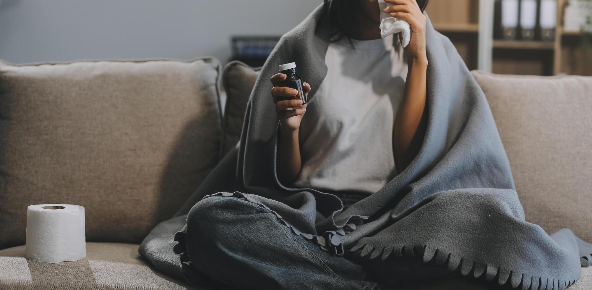 van streek vrouw gefrustreerd door probleem met werk of verhoudingen, zittend Aan bank, omarmen knieën, gedekt gezicht in hand, gevoel wanhoop en ongerustheid, eenzaamheid, hebben psychologisch probleem foto