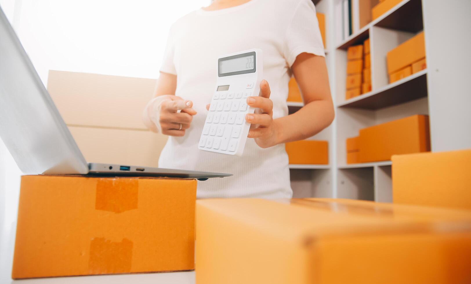 opstarten klein bedrijf ondernemer MKB, Aziatisch vrouw te ontvangen bestellen Aan telefoon. succes jong Aziatisch klein bedrijf eigenaar huis kantoor, online verkopen afzet levering, mkb e-commerce telemarketing concept foto