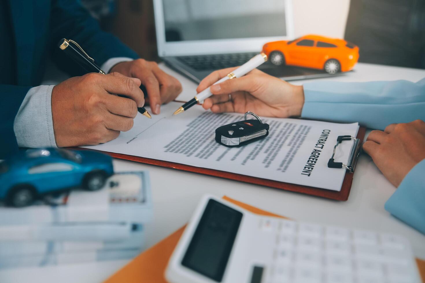 verzekering officieren hand- over- de auto sleutels na de huurder. hebben ondertekend een auto verzekering document of een huren of overeenkomst document buying of verkoop een nieuw of gebruikt auto met een auto foto