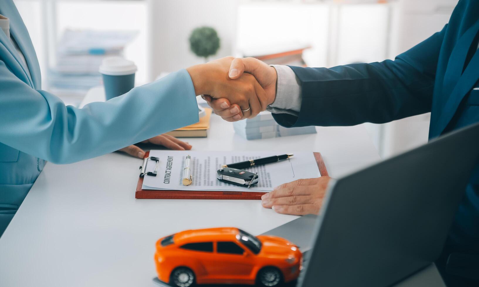 verzekering officieren hand- over- de auto sleutels na de huurder. hebben ondertekend een auto verzekering document of een huren of overeenkomst document buying of verkoop een nieuw of gebruikt auto met een auto foto