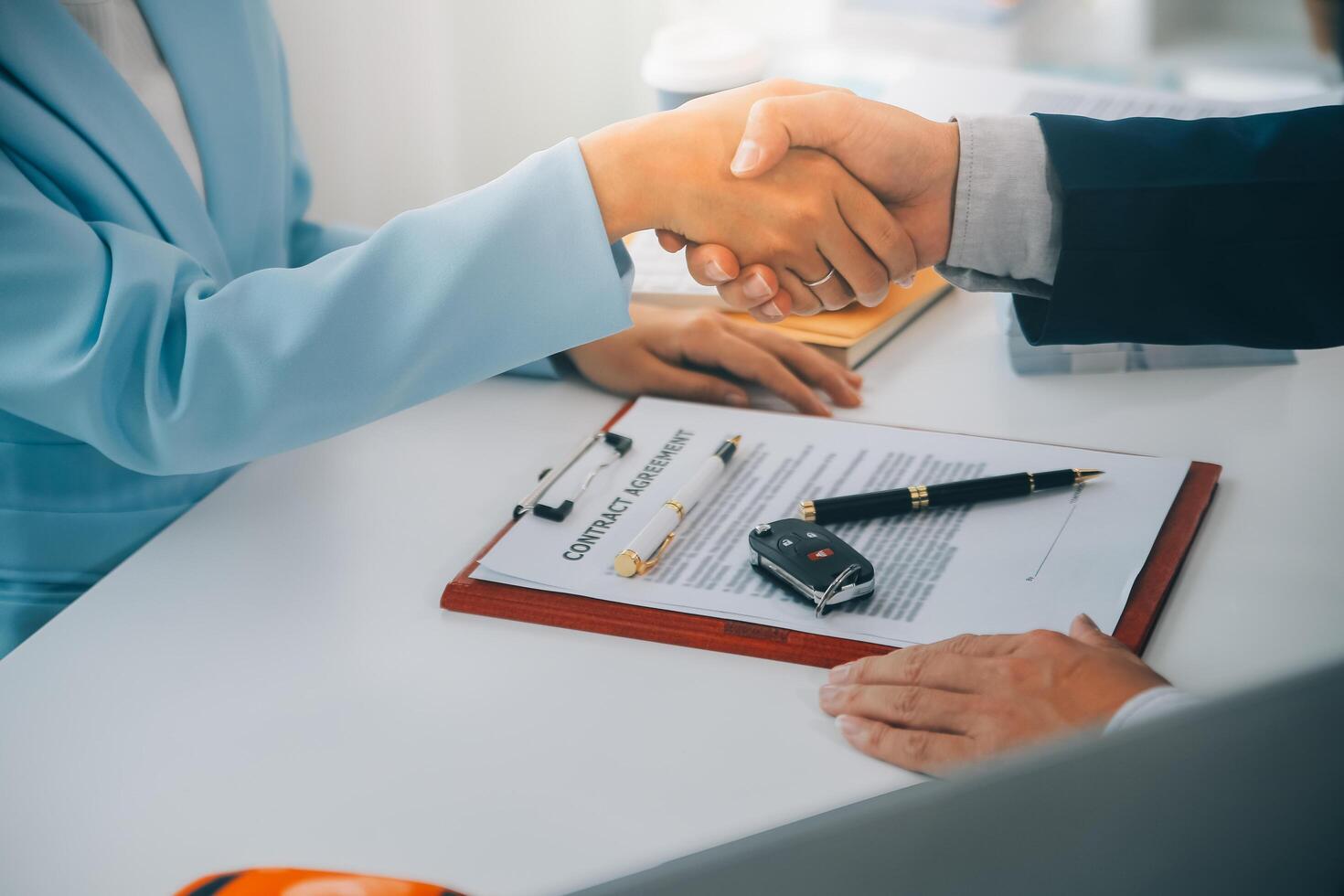 verzekering officieren hand- over- de auto sleutels na de huurder. hebben ondertekend een auto verzekering document of een huren of overeenkomst document buying of verkoop een nieuw of gebruikt auto met een auto foto