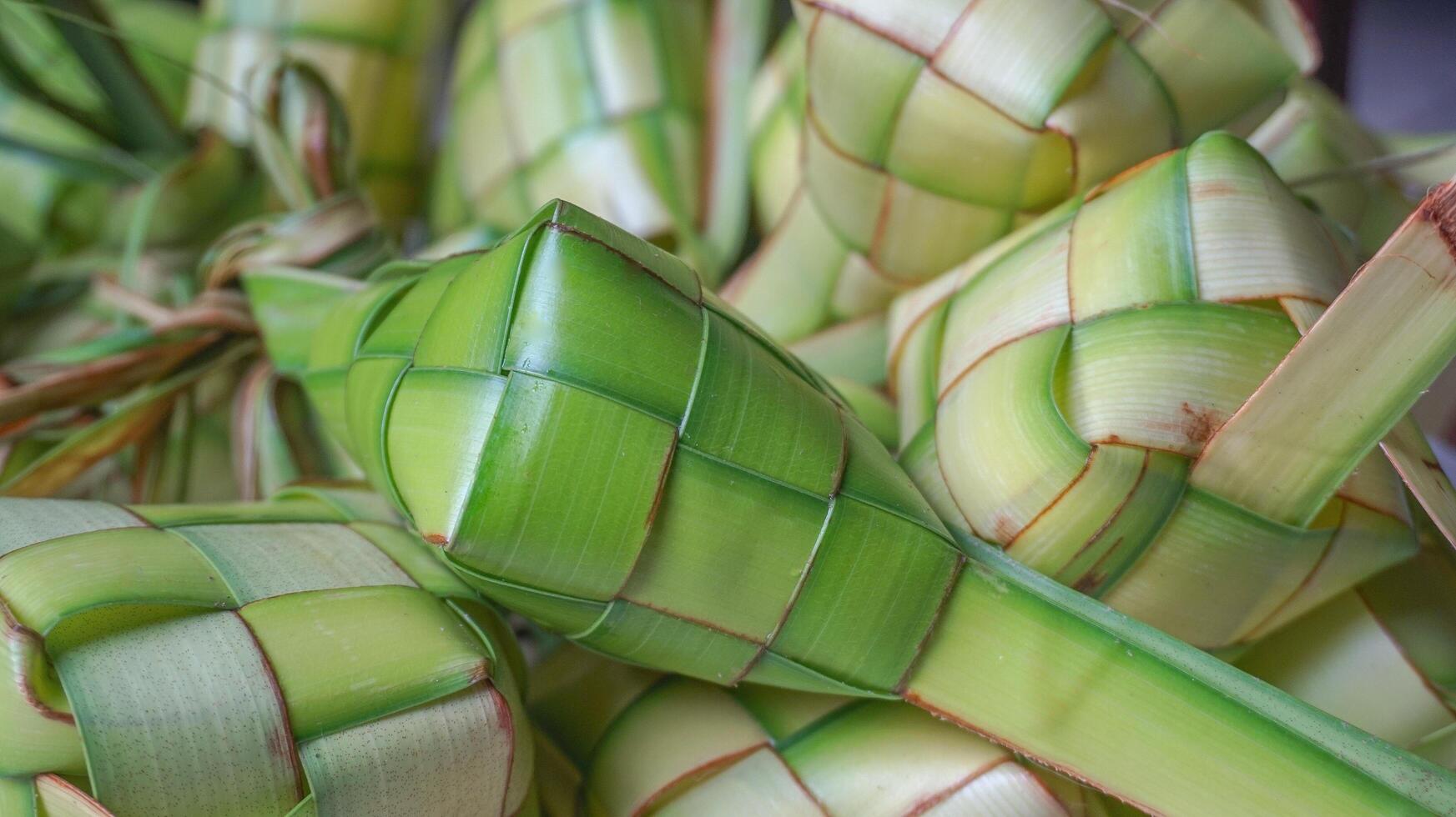 ketupat of rijst- knoedel is Indonesisch traditioneel voedsel dienen Aan eid foto