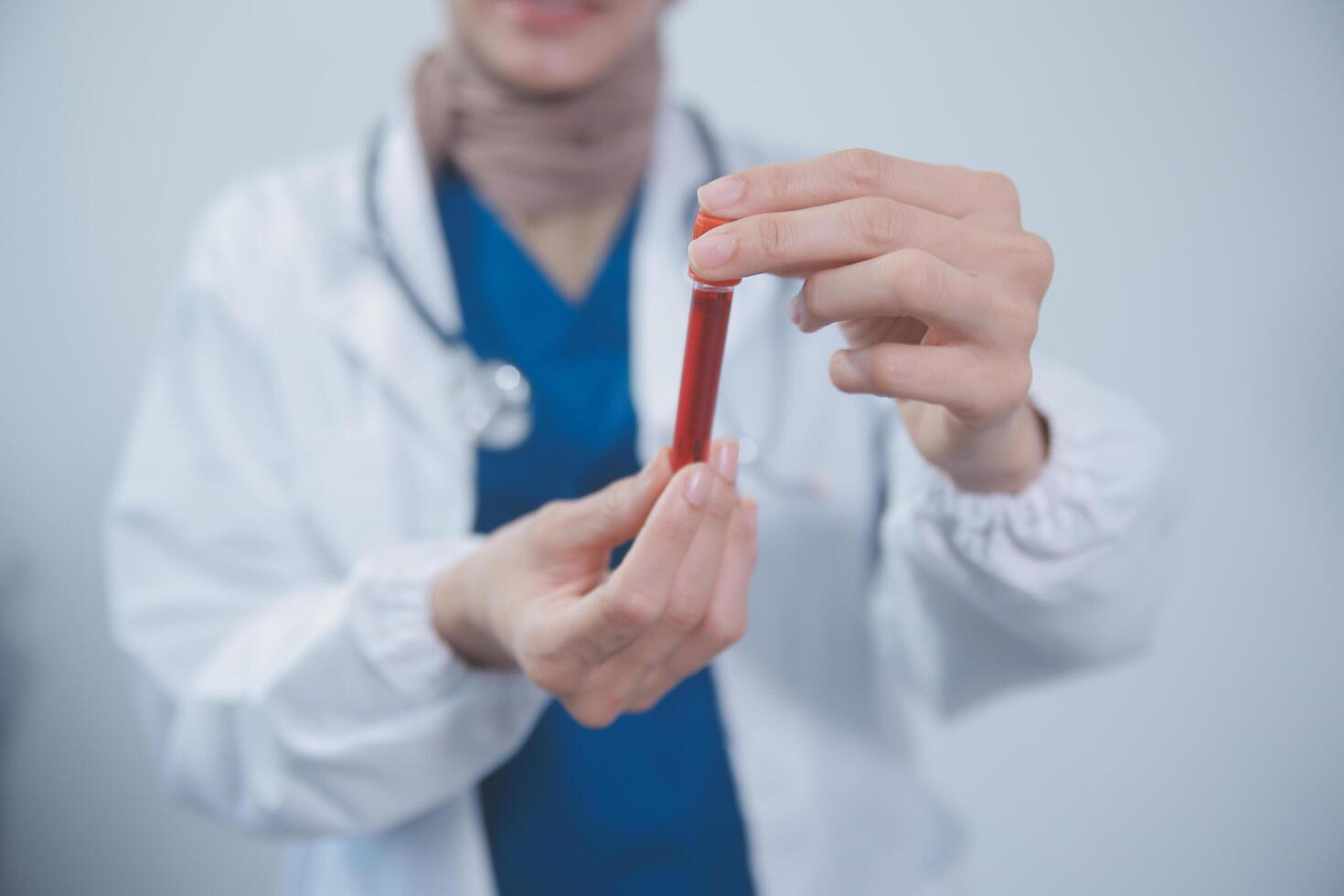 technicus, dokter, wetenschapper in laboratorium met bloed monster buizen en rek in de laboratorium Holding een bloed vaartuig monster voor studie, experiment, medisch Onderzoek biotechnologie dna testen. foto