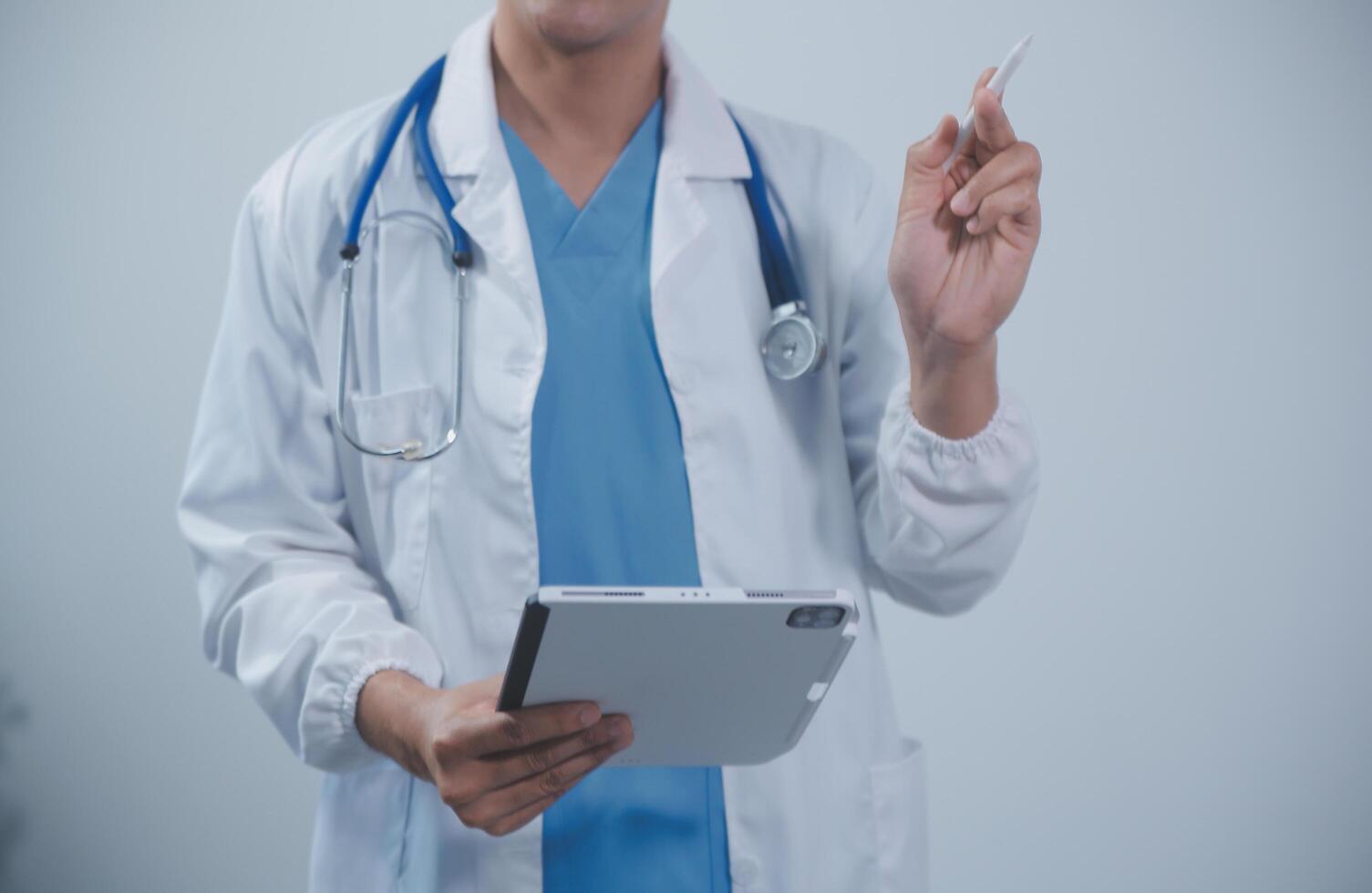volwassen mannetje dokter met tablet pc is geven presentatie. wazig achtergrond binnenshuis. foto